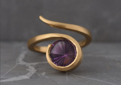 Twist-ring-yellow-gold-amethyst-stylised-square